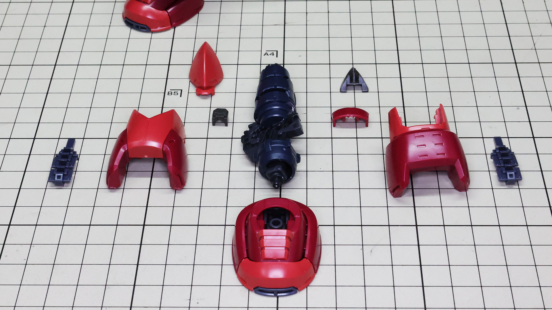 脛下装甲を2色の赤いパーツを組み合わせてフレームに接続します