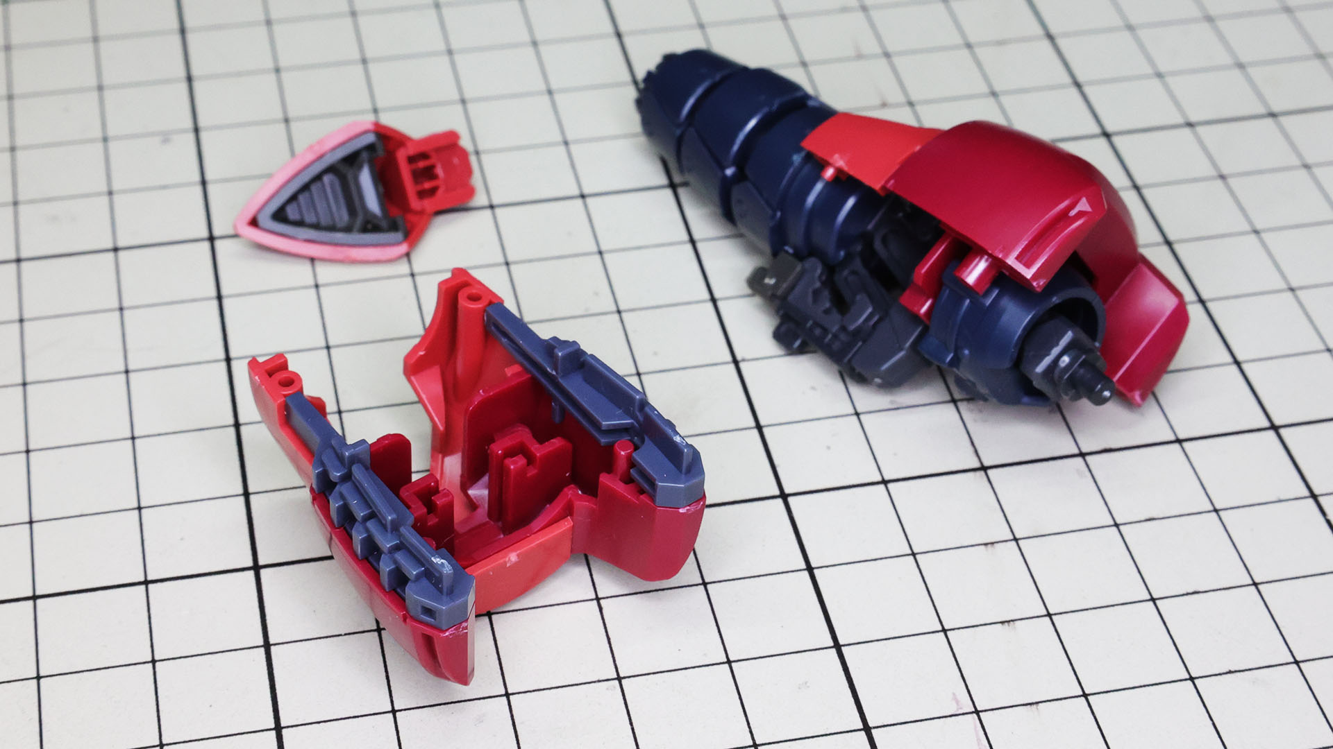 装甲には排水機構を持つとされるパーツを組み込みます