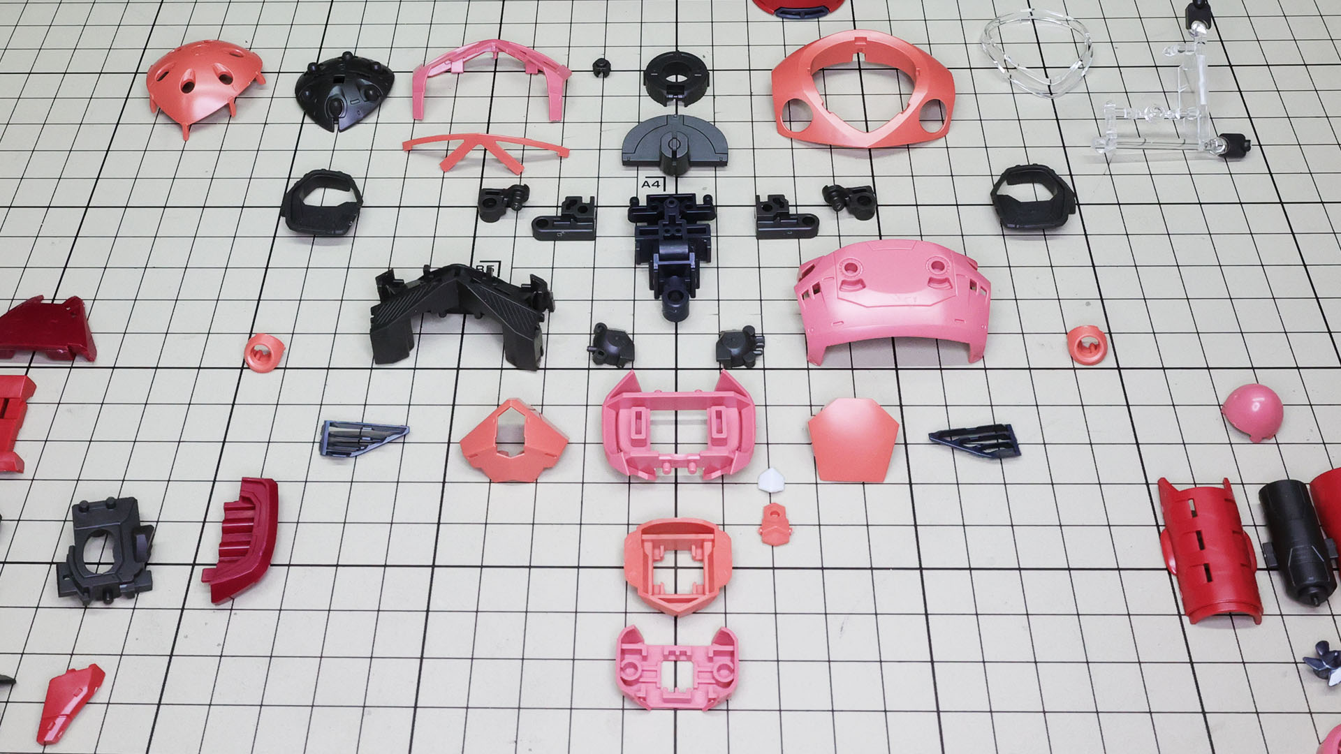 中央に胴体のパーツを集めました。左下は腰部、右下はバックパックのパーツの一部です