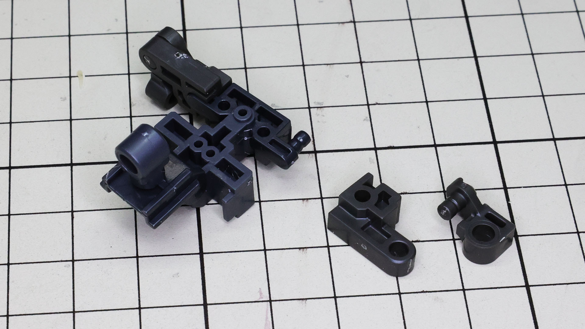 胴体部も小さいながらアドヴァンスドMSジョイントを用います。それには腰部との接続関節があり、さらに肩関節を組み込んでいきます