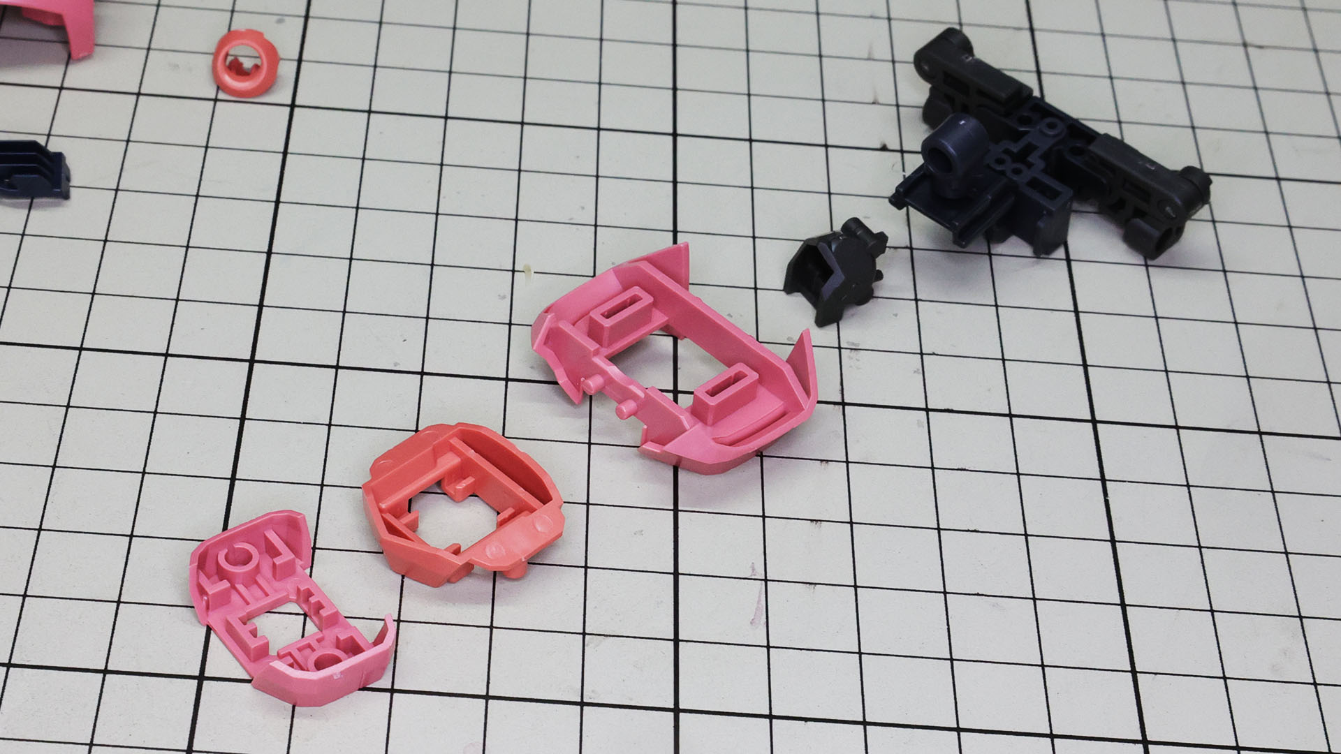 組んだコアフレームにコックピットブロックと腹部の装甲を組み付けていきます