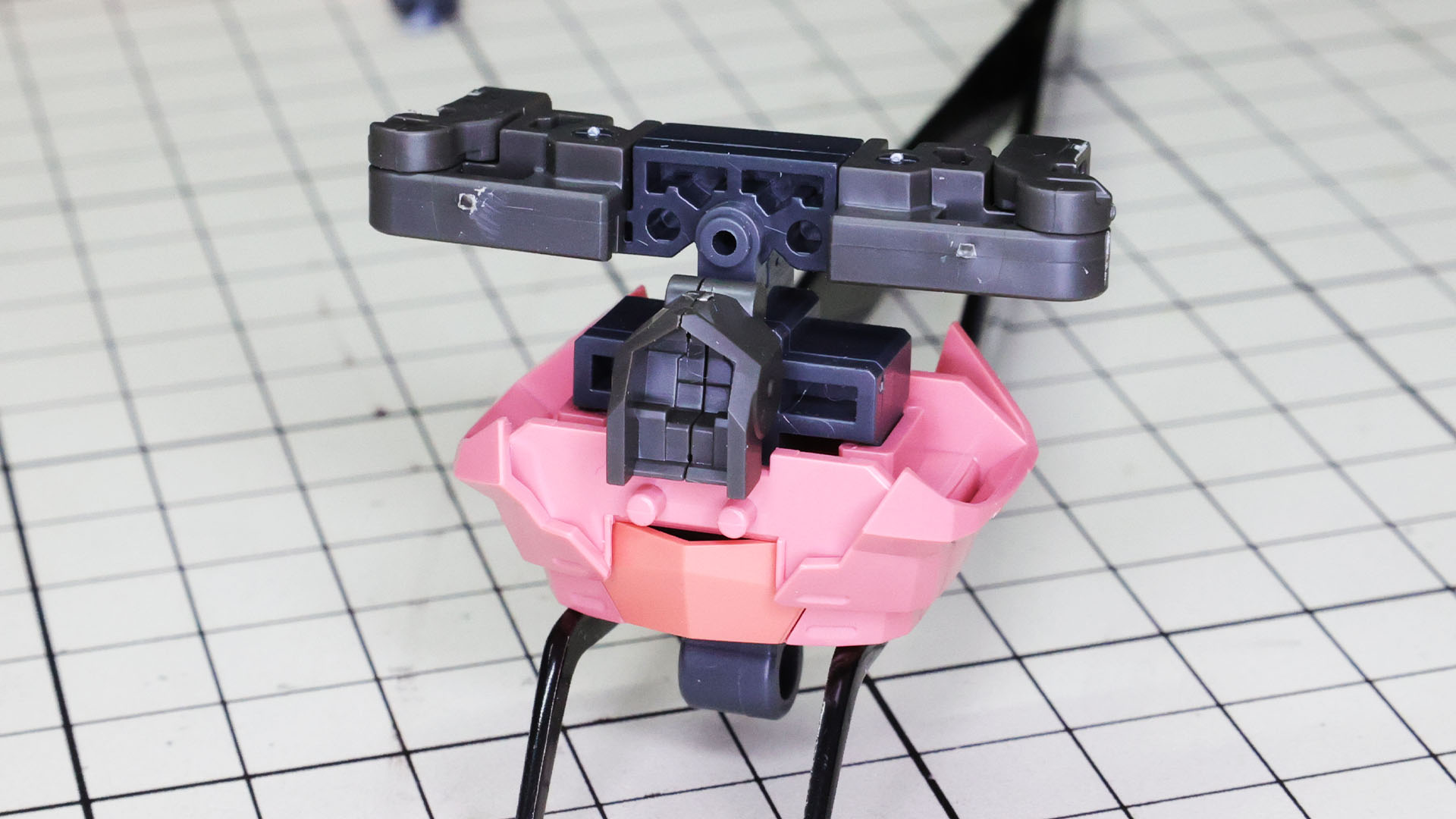 細かなパーツですが、コックピットには簡易的なシートがモールドされています