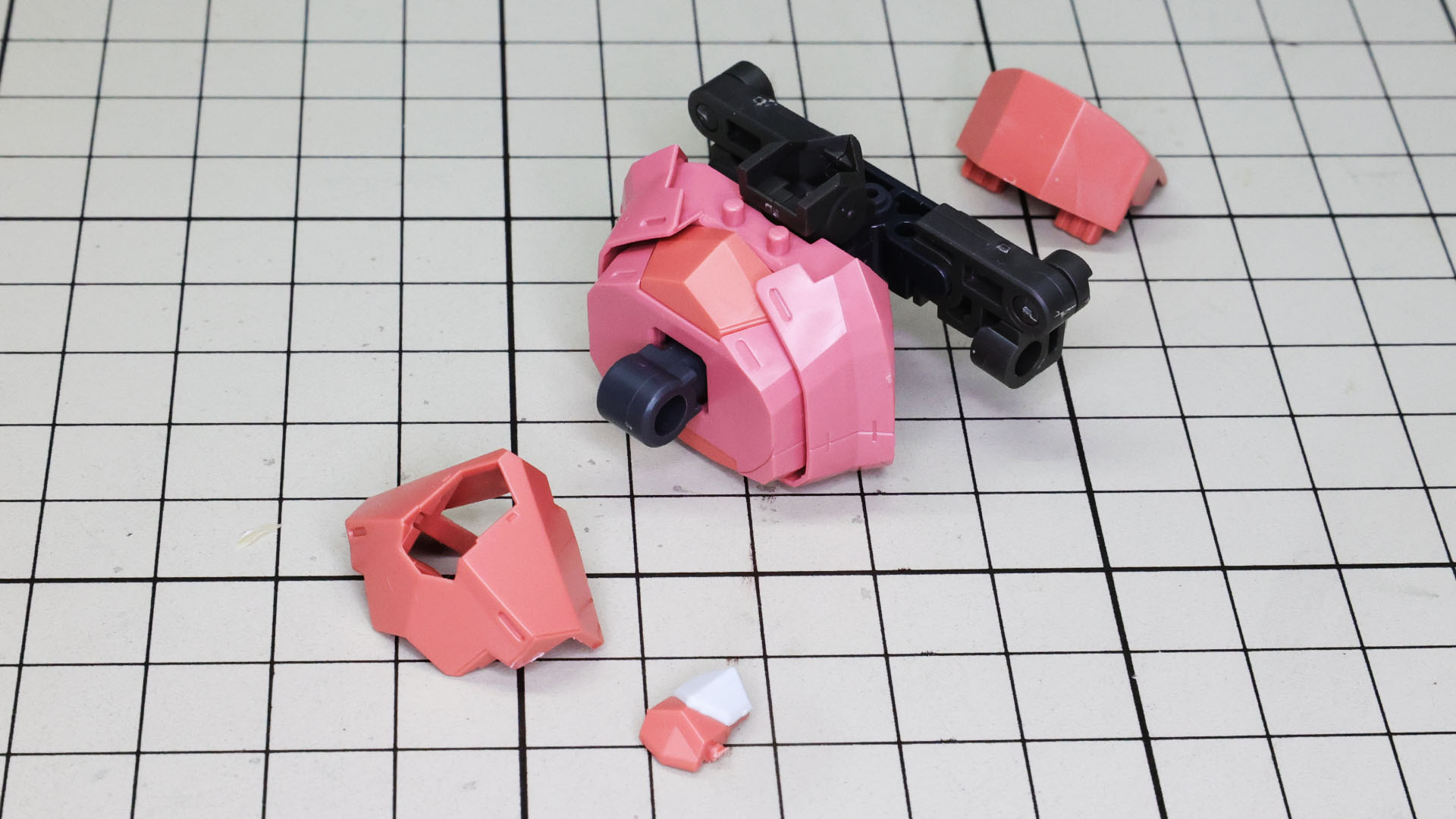 コックピットハッチとその周辺の装甲を組み付けます