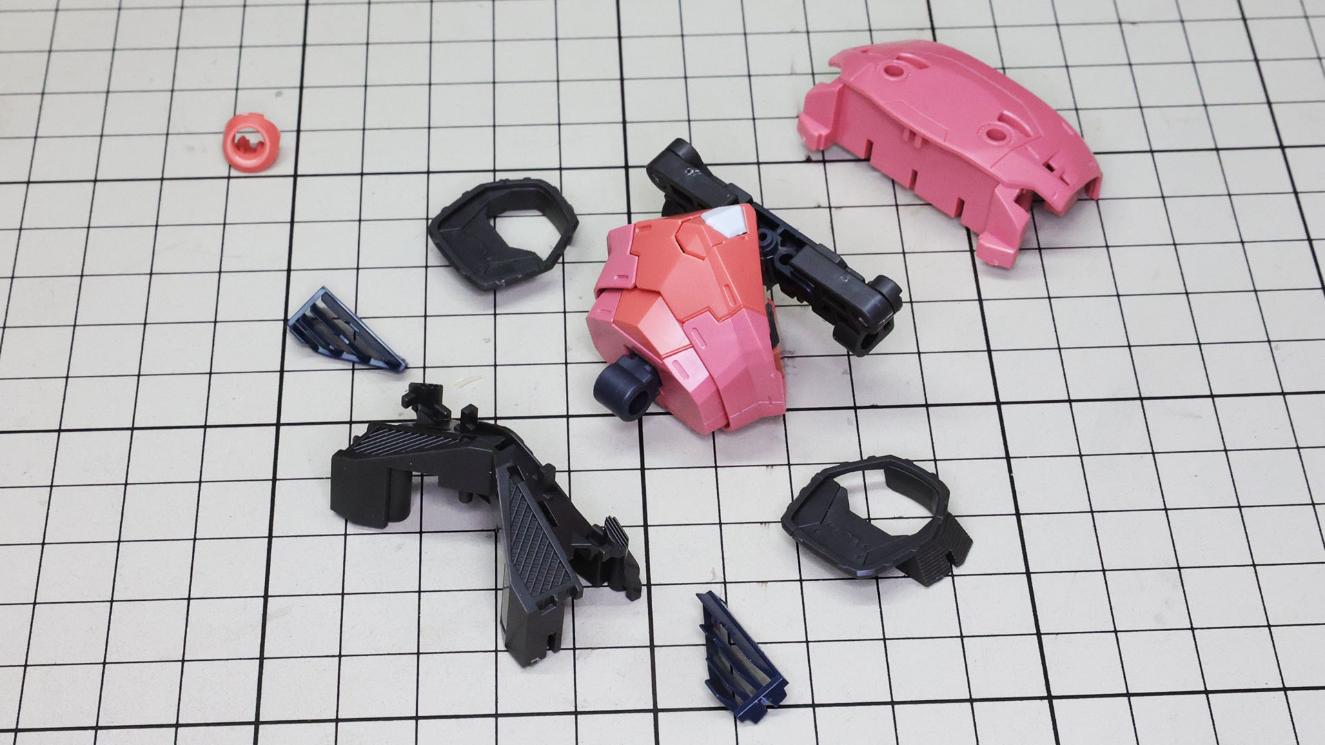 胸部メカパーツやダクト、背面の装甲を組み付けます