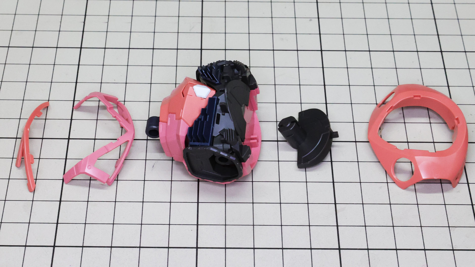 胸部と上面の装甲を組み付けます