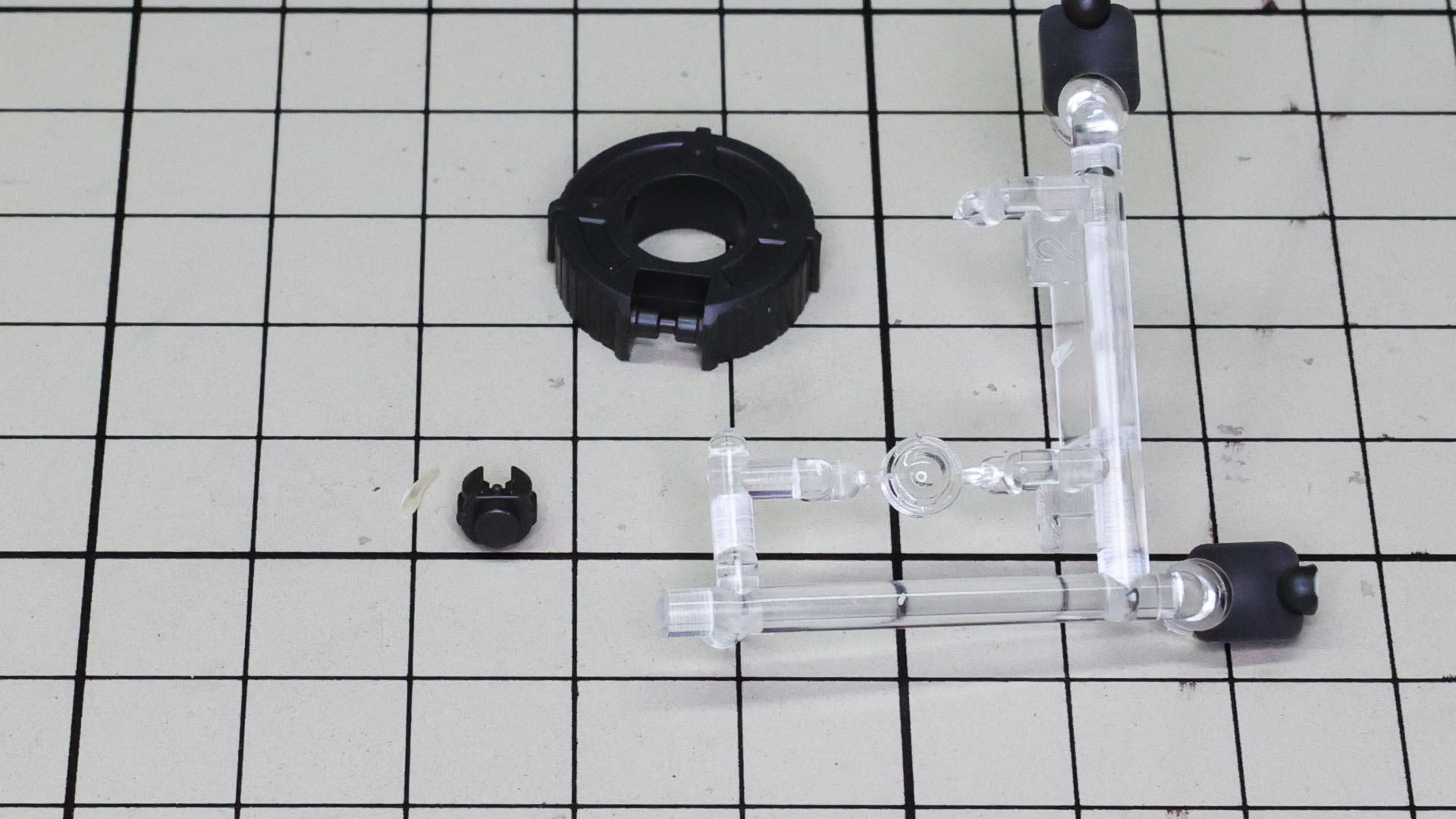 モノアイは左右に回転でき、小さいながらも上下に可動できます