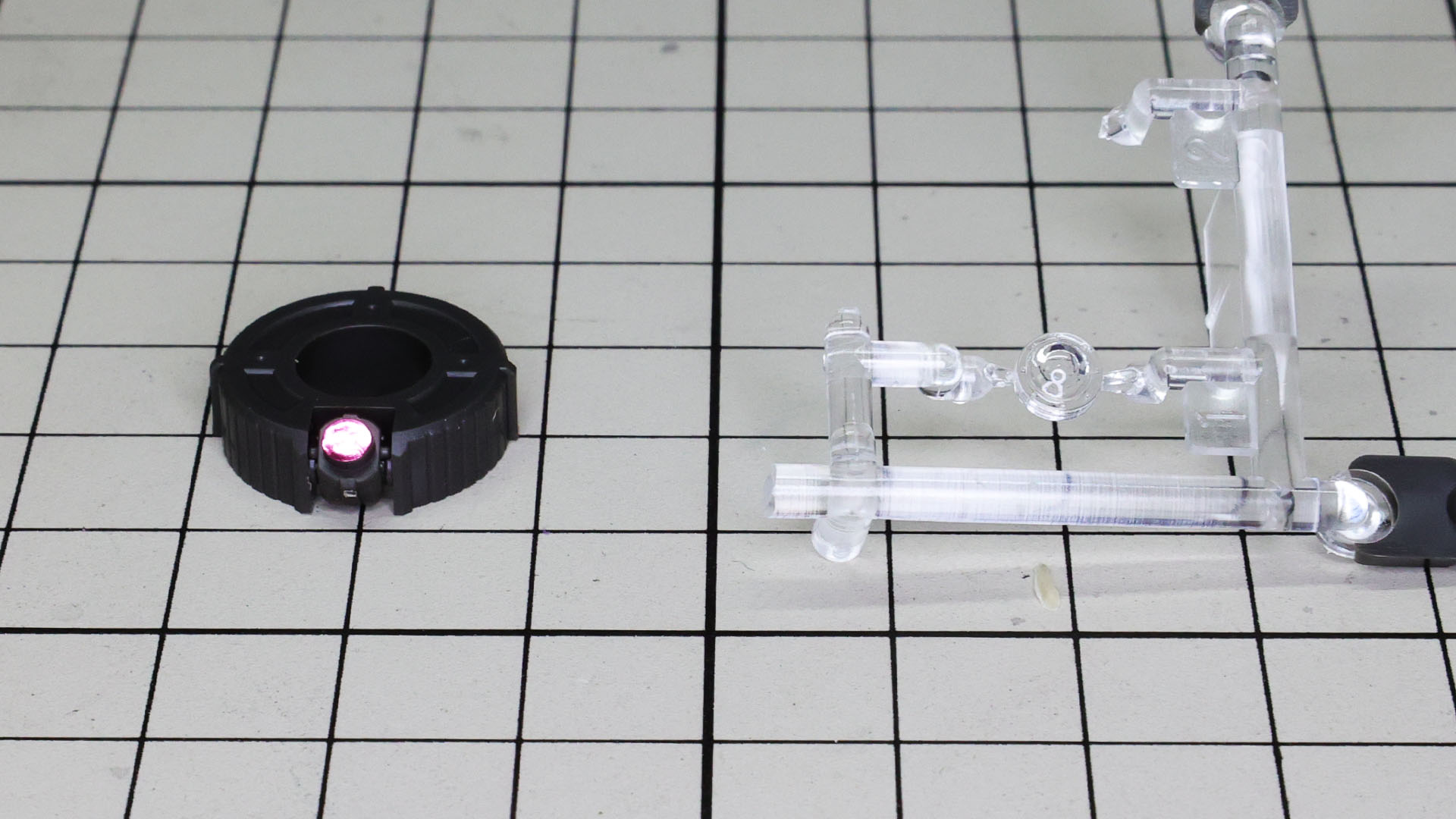 モノアイはシールでの再現、その上からクリアーパーツをかぶせます