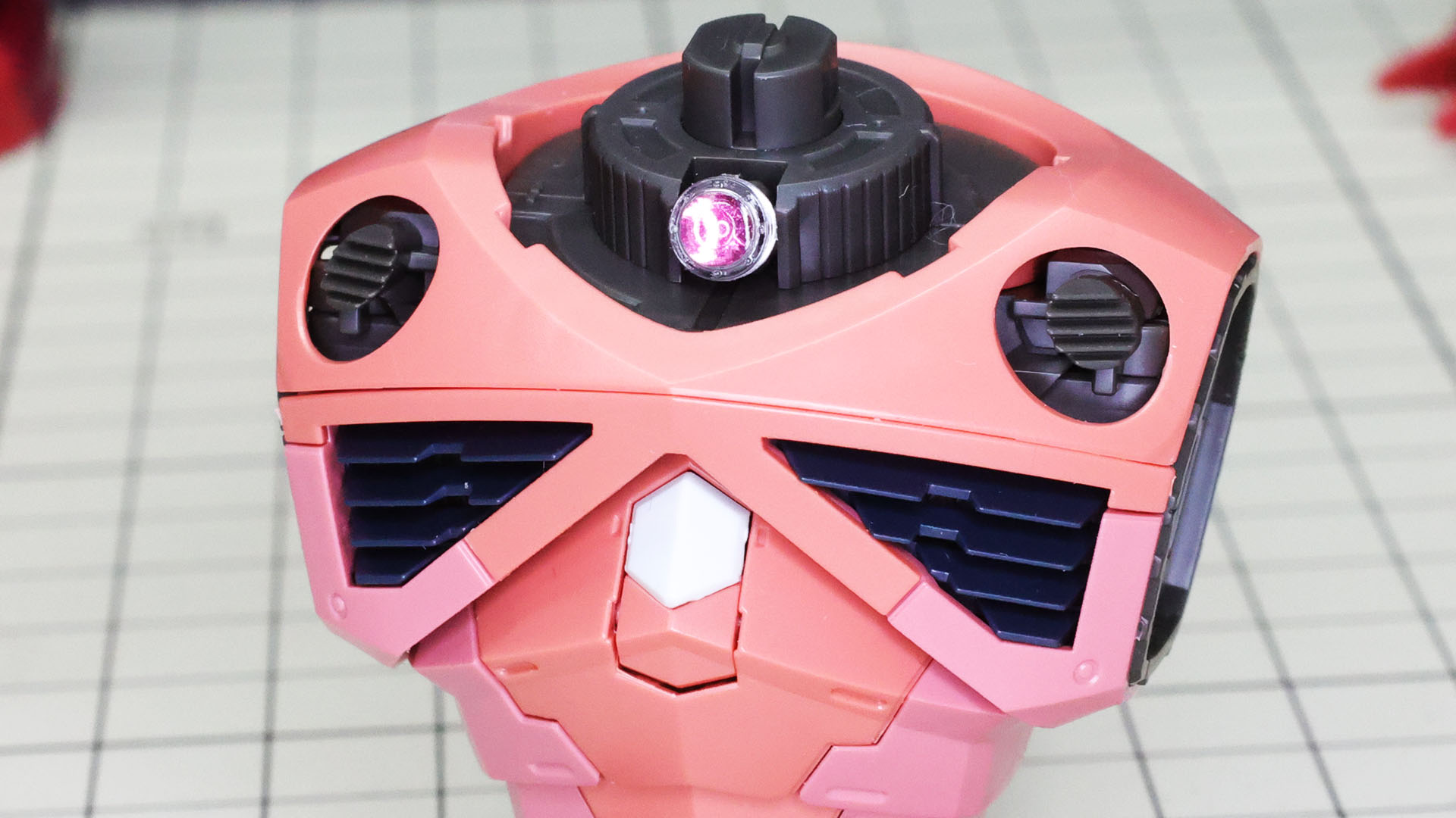 クリアーパーツがレンズっぽい役割を果たし、面白い表現となっています