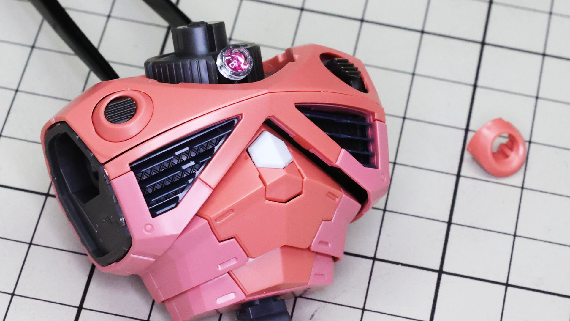 上面装甲のダクト的な部分のカバーは別パーツです