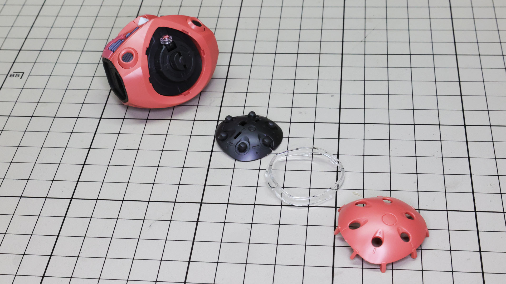 頭部にあたる部分の内部メカは別パーツ化、モノアイスリットはクリアーパーツが用いられています