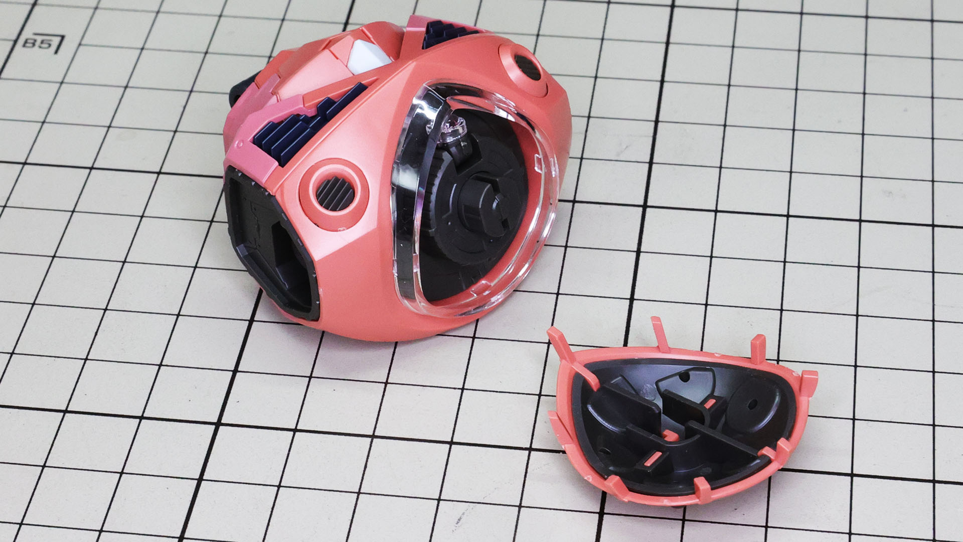 内部メカは装甲内側に貼りこみます