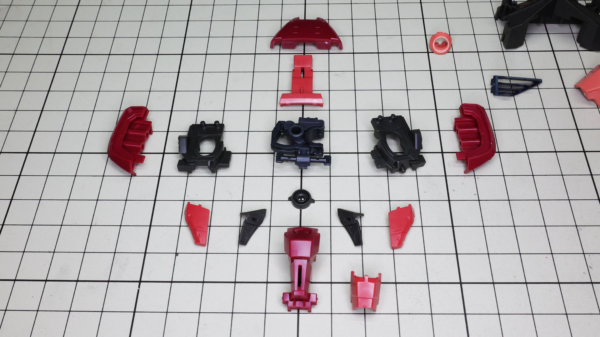 腰部にもアドヴァンスドMSジョイントのパーツ（写真中央）が使われていて股関節部となります