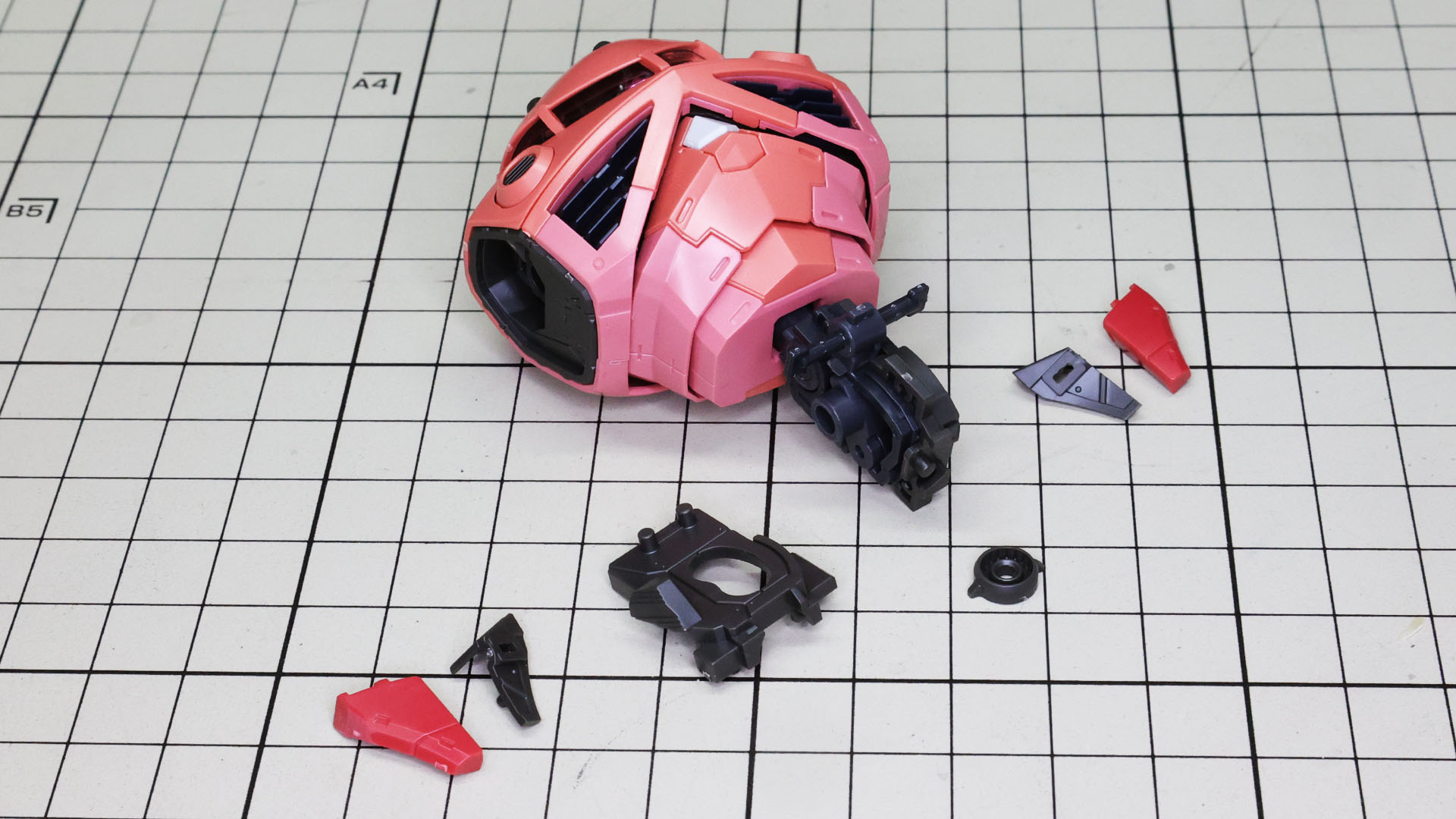 胴体部から出ている軸に腰部のケースと股関節部を組み込みます