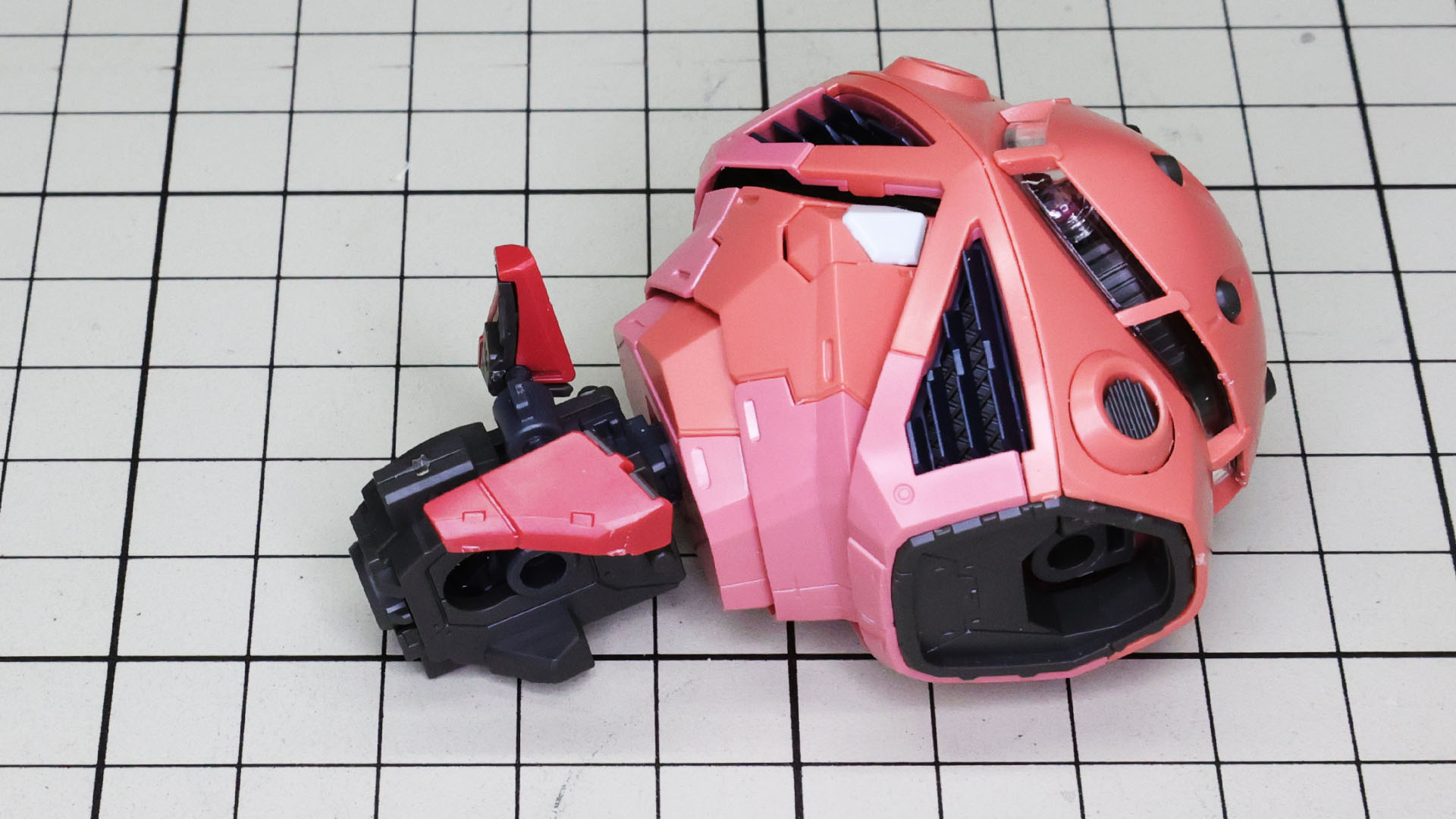 股関節部パーツ前面にはフロントスカート用の細い軸が構成されています