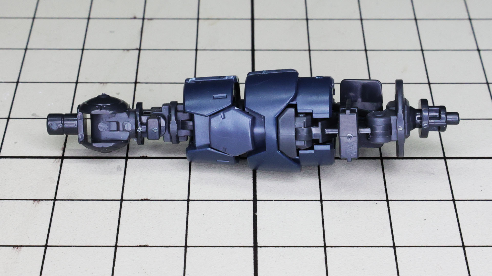 肘関節には連動可動する装甲を組み付けます