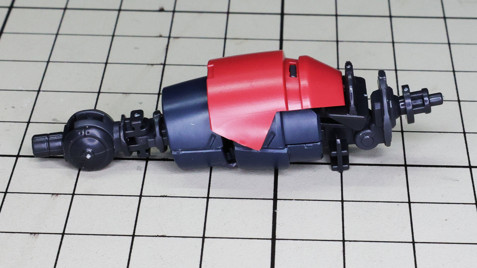 肘関節には連動可動する装甲を組み付けます