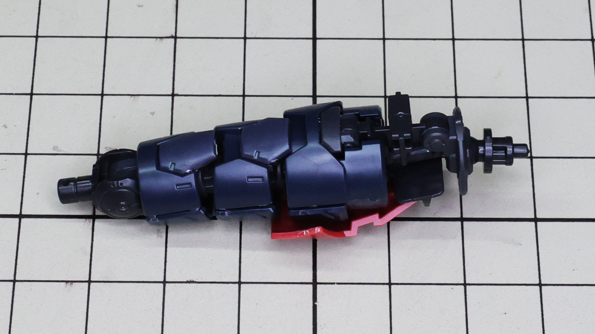 さらに上腕部の装甲を組み付けます