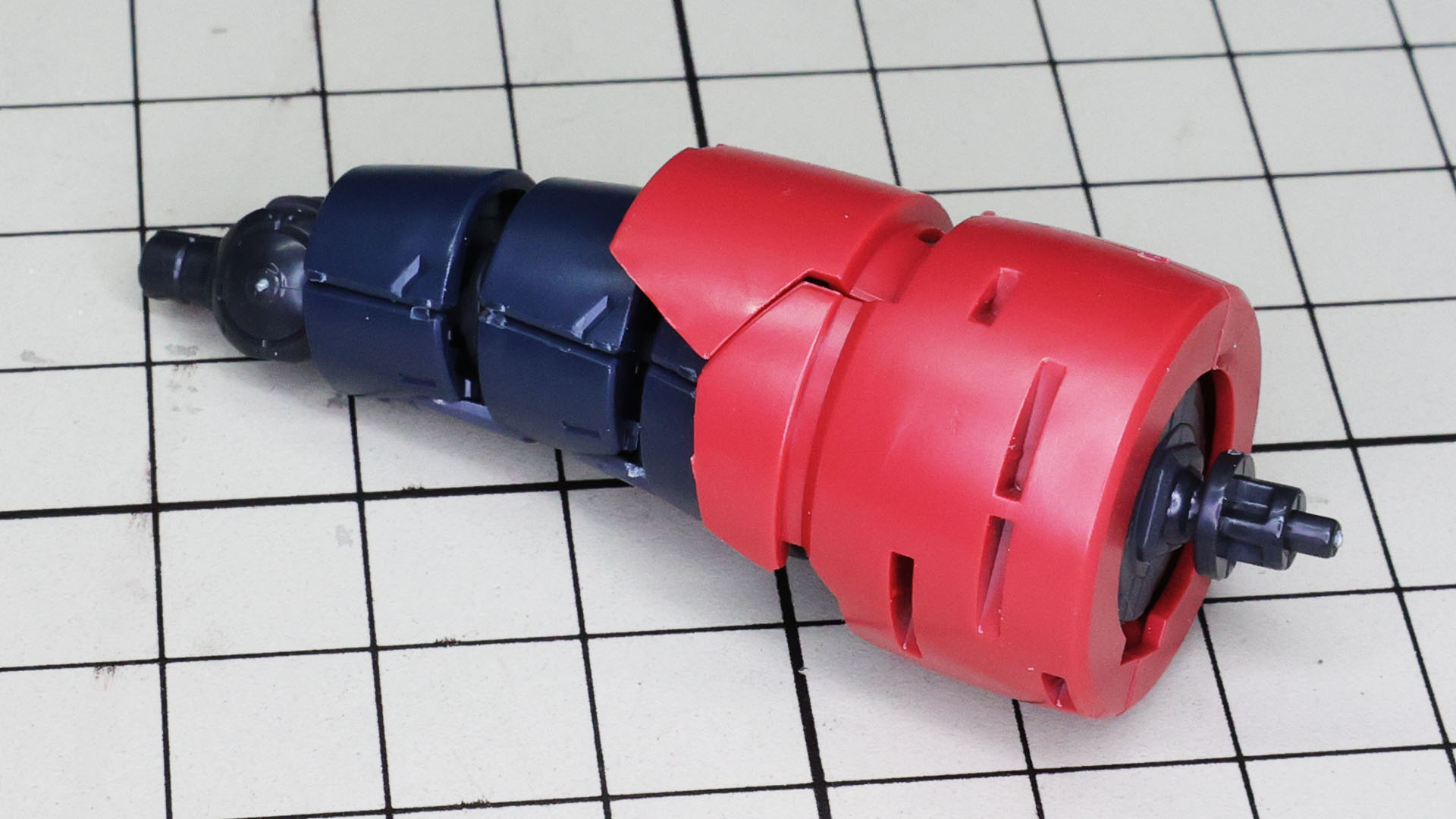 前腕・袖部の装甲を組み付けます