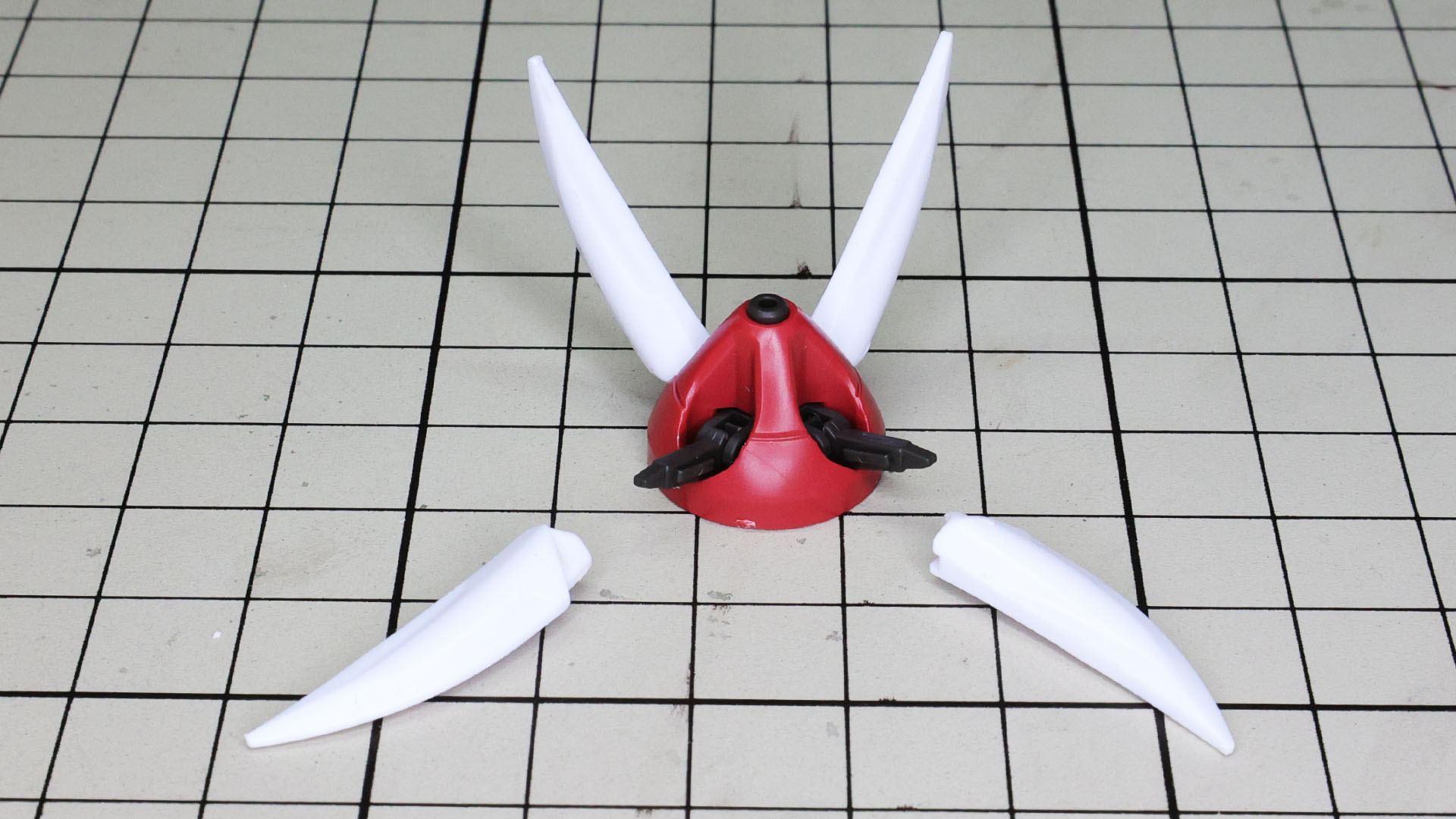 メカフレームを装甲内に組み込んで、ツメを装着していきます