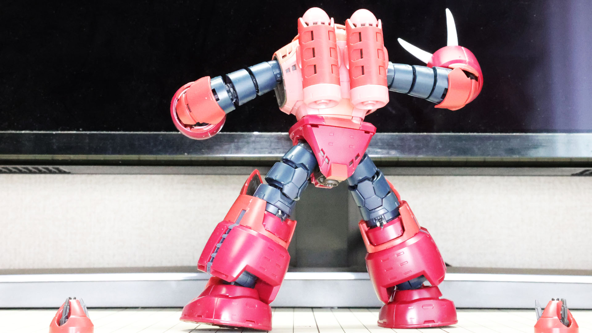 これまでのつるんとしたズゴックキットの常識を覆すディテール満載ですね