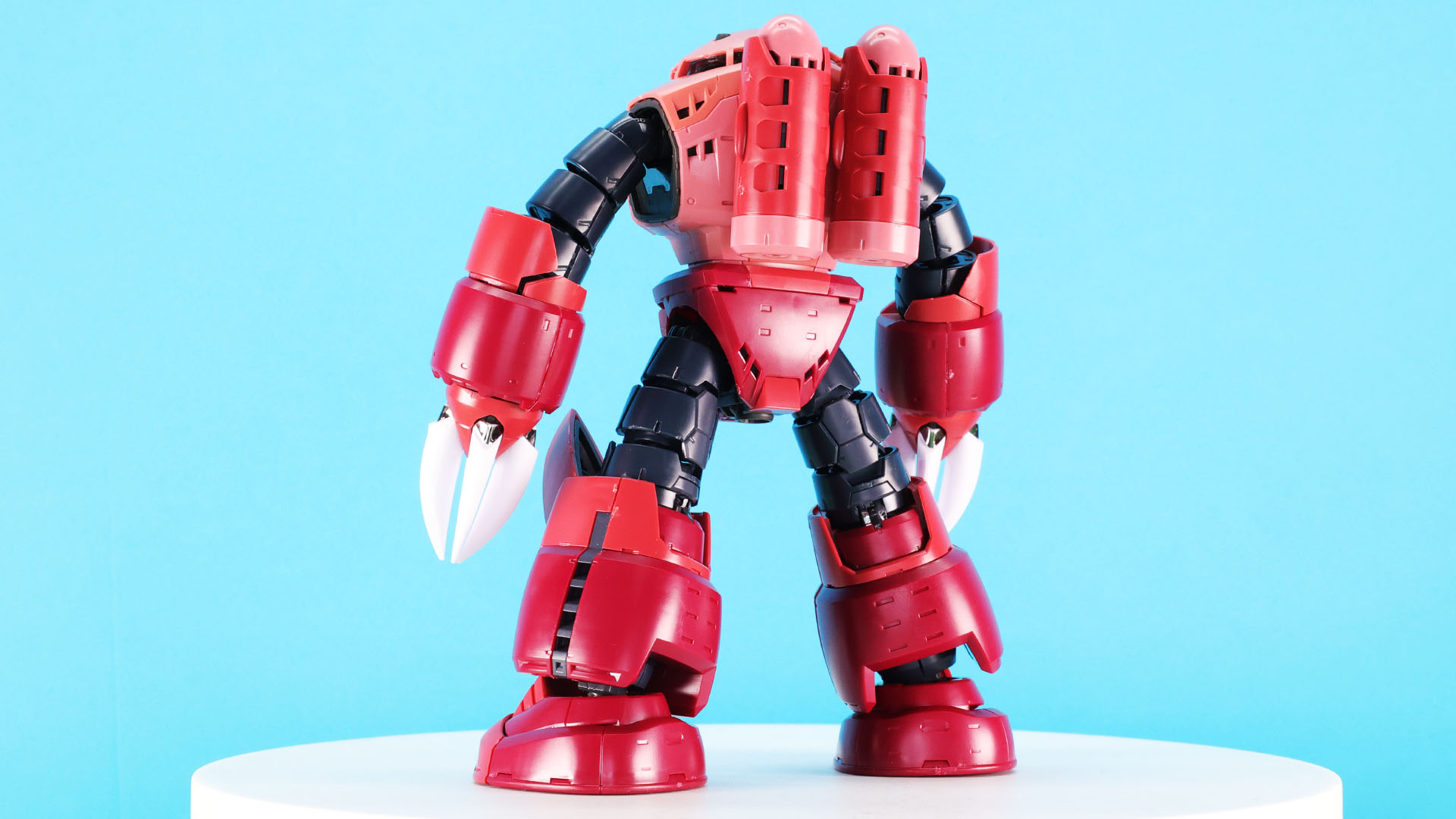 酸素ボンベのようなデザインの背部バックパックにもディテールが追加されています