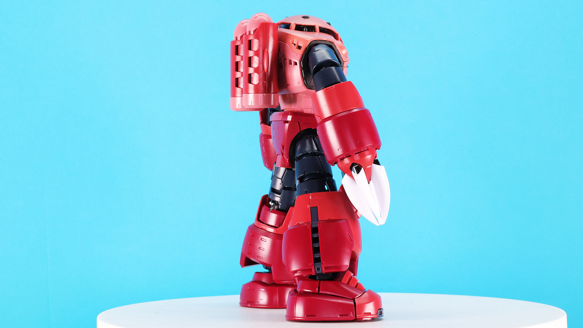 一般的な頭部がボディと同一化されたようなズゴックのデザインをリアルなディテールで再現