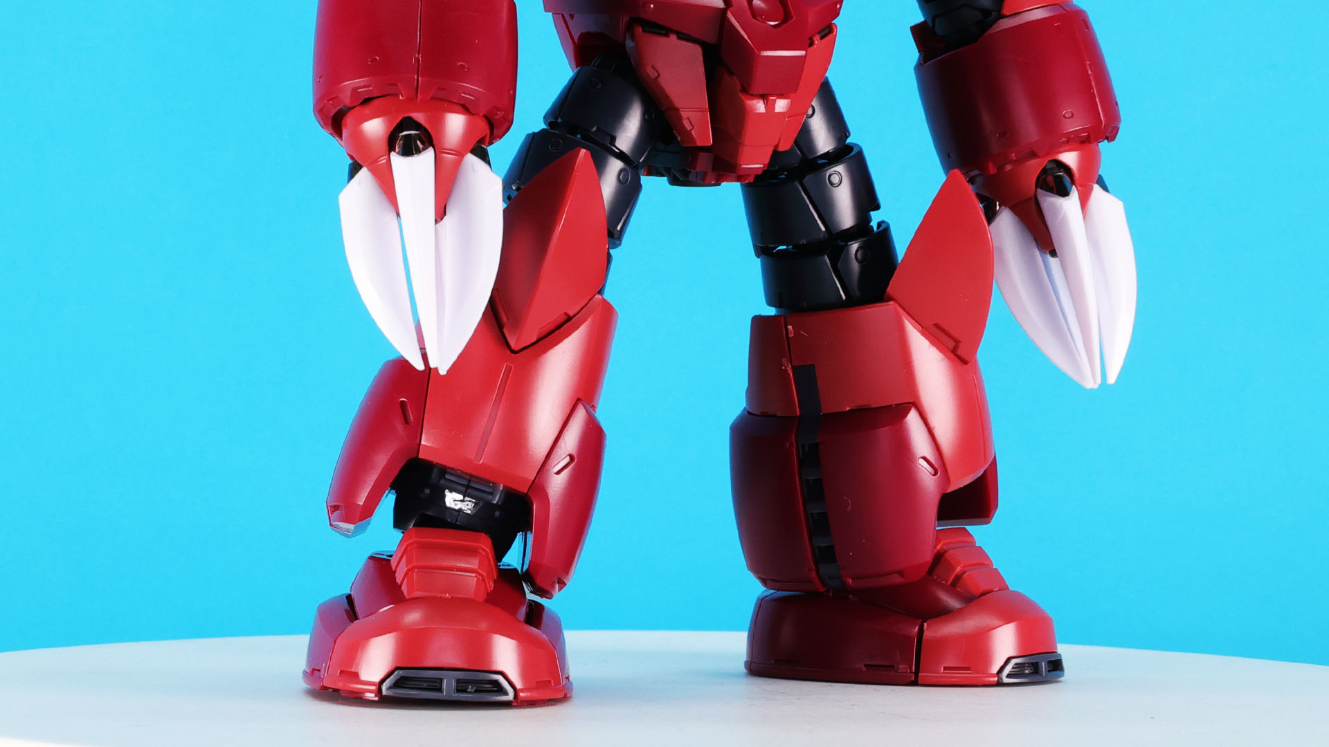 アイアン・ネイルの根元はシールでメカニカルな印象を表現できます