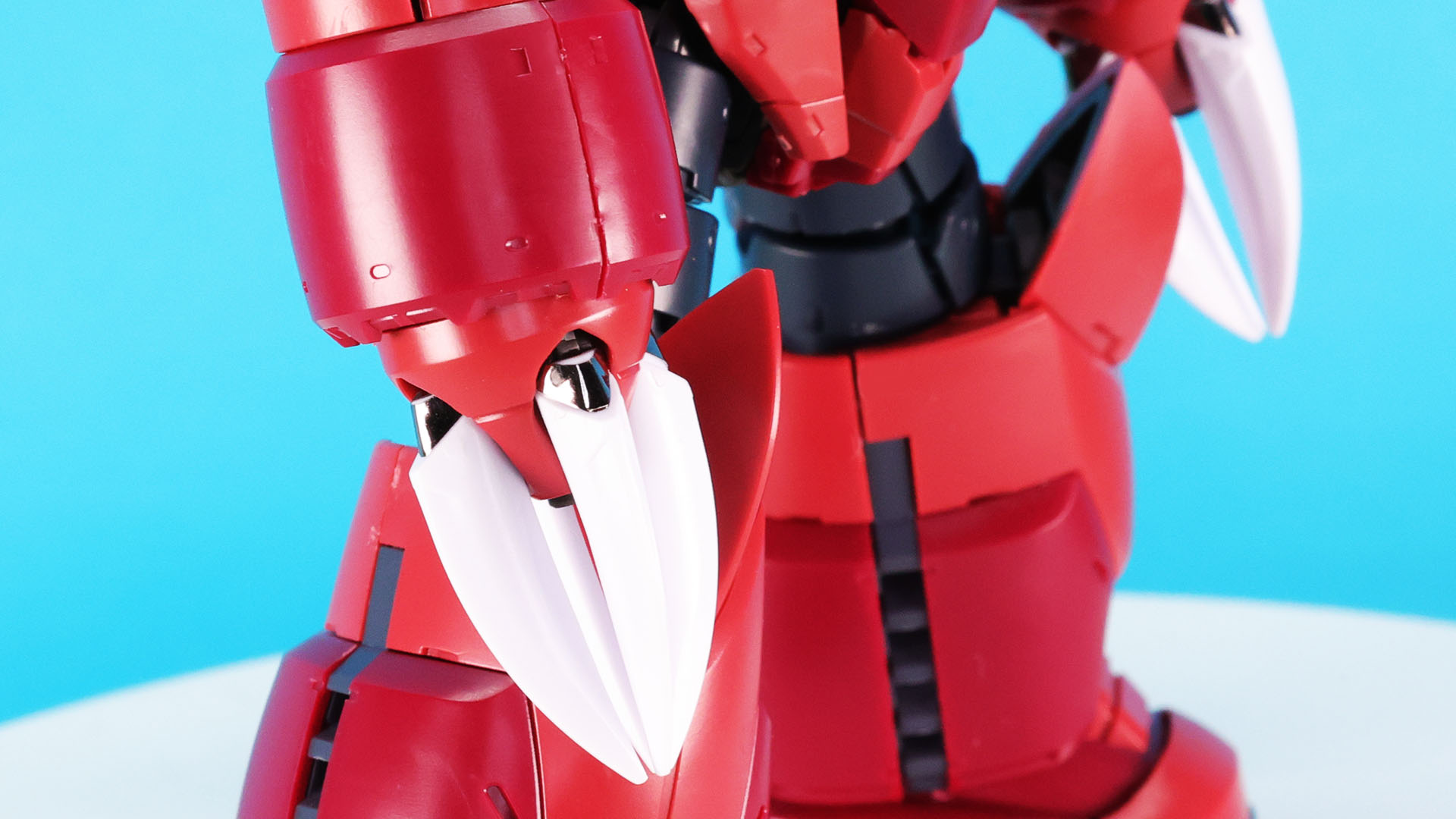 アイアン・ネイルの根元はシールでメカニカルな印象を表現できます