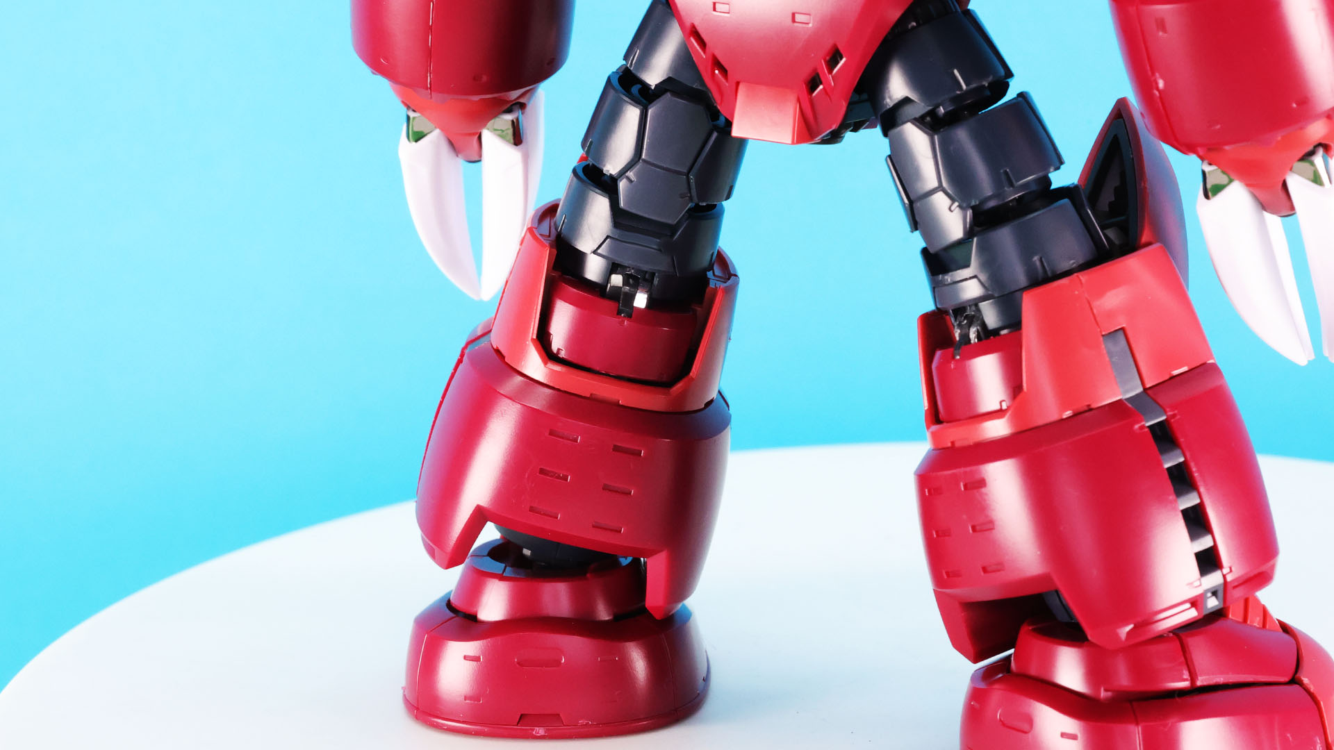 大腿部の蛇腹の裏側がこんなにもディテールが付けられていてすごいです