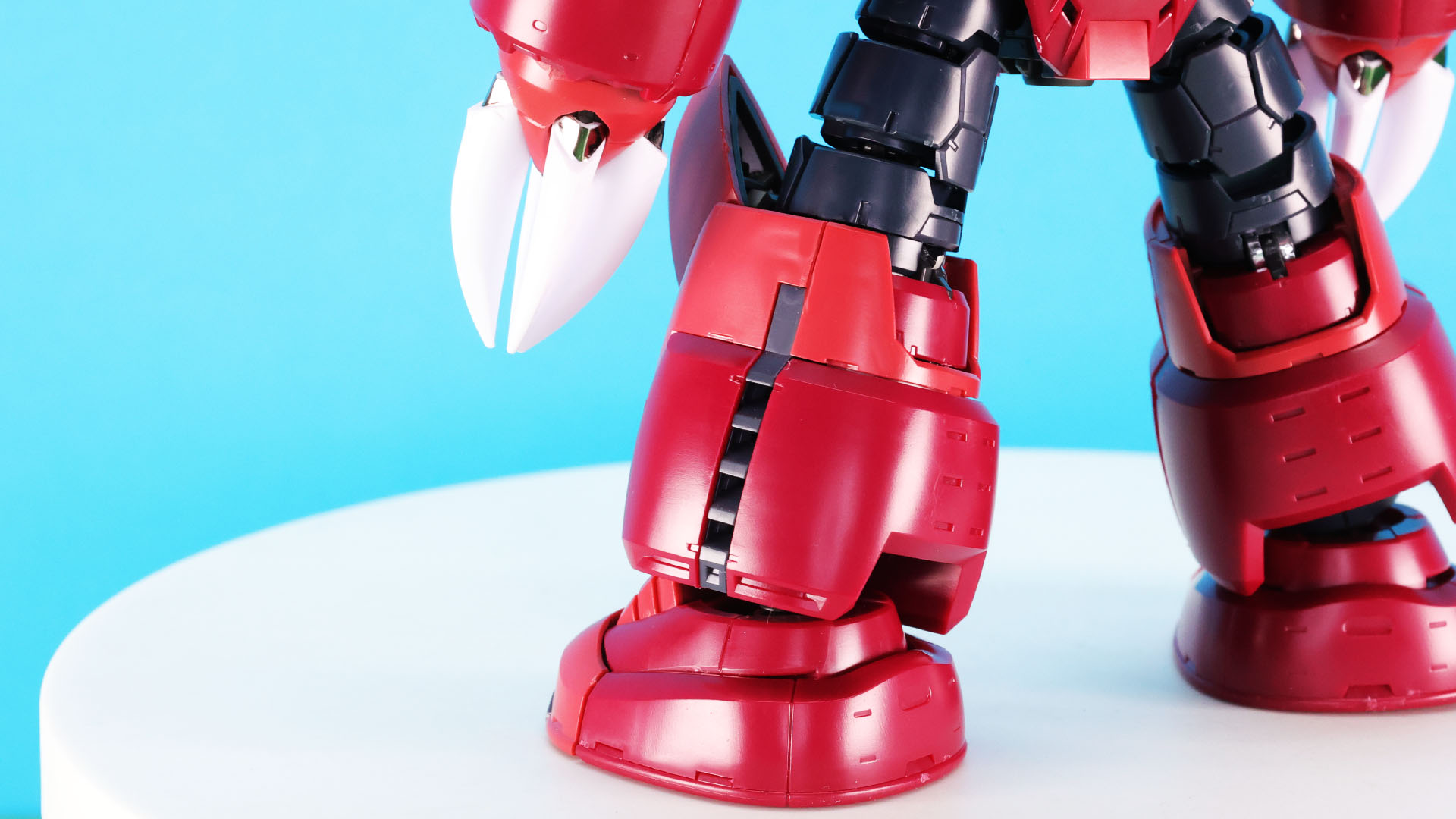 両脚の脛下部側面には排水機構を模したディテールがあります