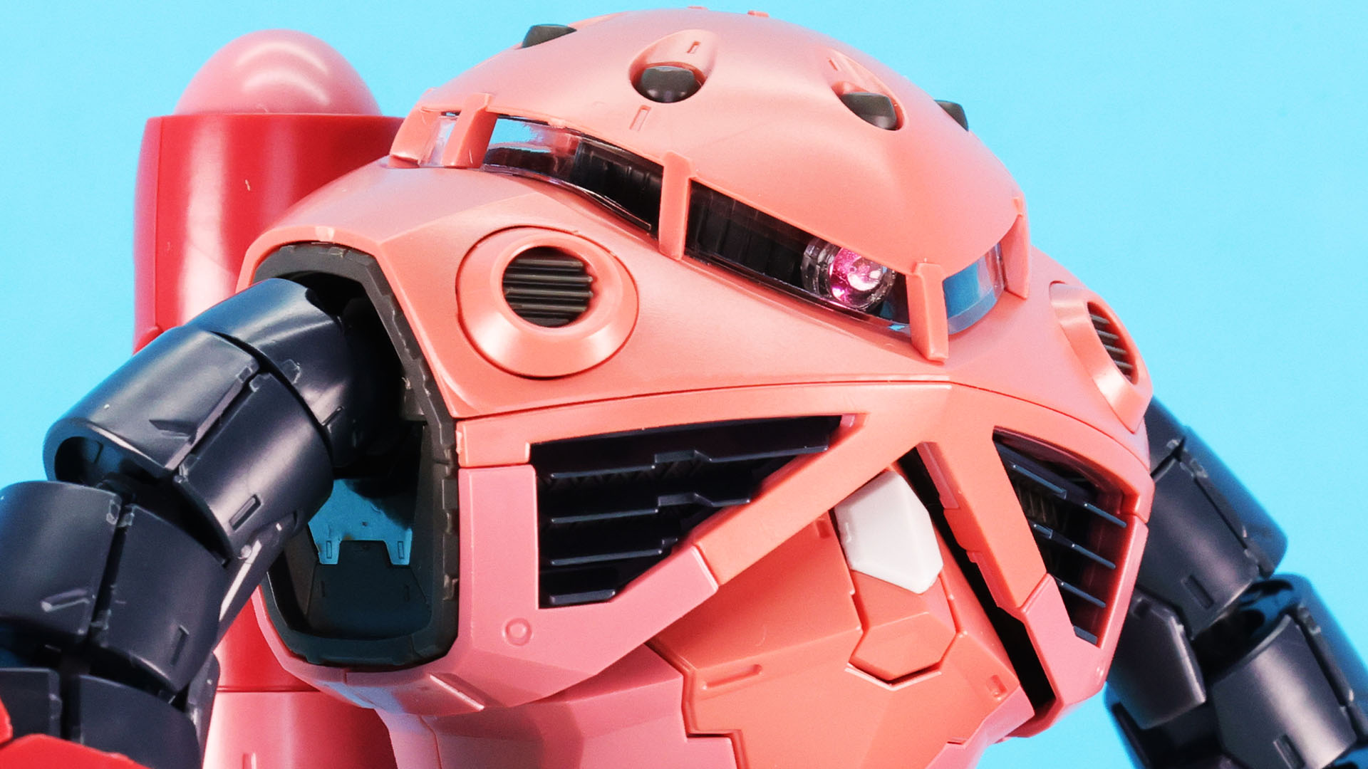 モノアイはシールとクリアーパーツによるレンズ効果で面白い表情を見せます