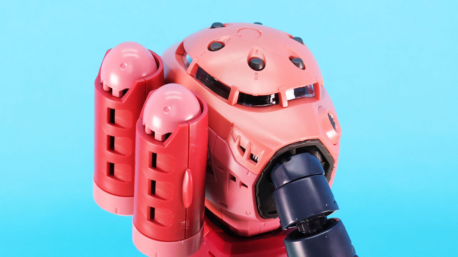 背中にも水流をコントロールするかのようなディテールがあります