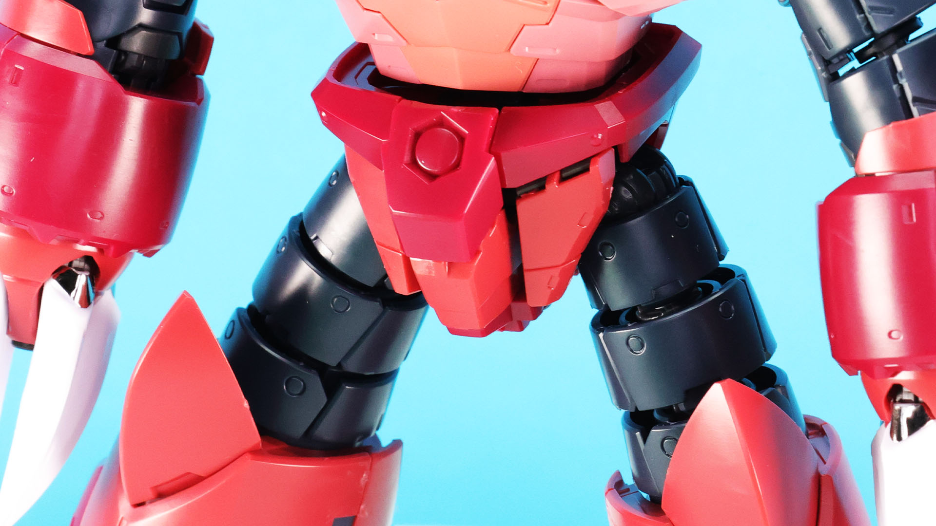 腰部にはこれまでのズゴックのキットにはなかったスカート状の分割があります