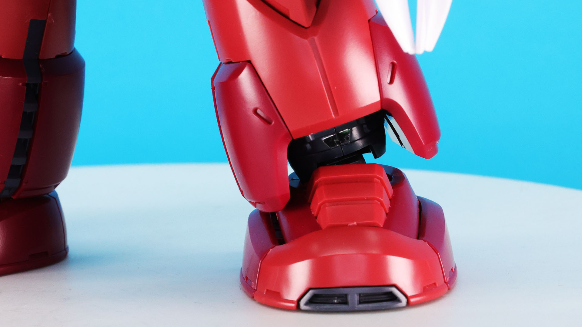 かなり接地性が高いソール部も先端にディテールが追加されています