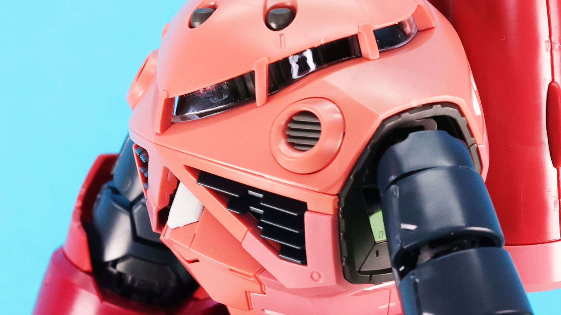 ぐっと鋭角にボディに食い込むコックピットハッチは耐衝撃性にもすぐれている印象です