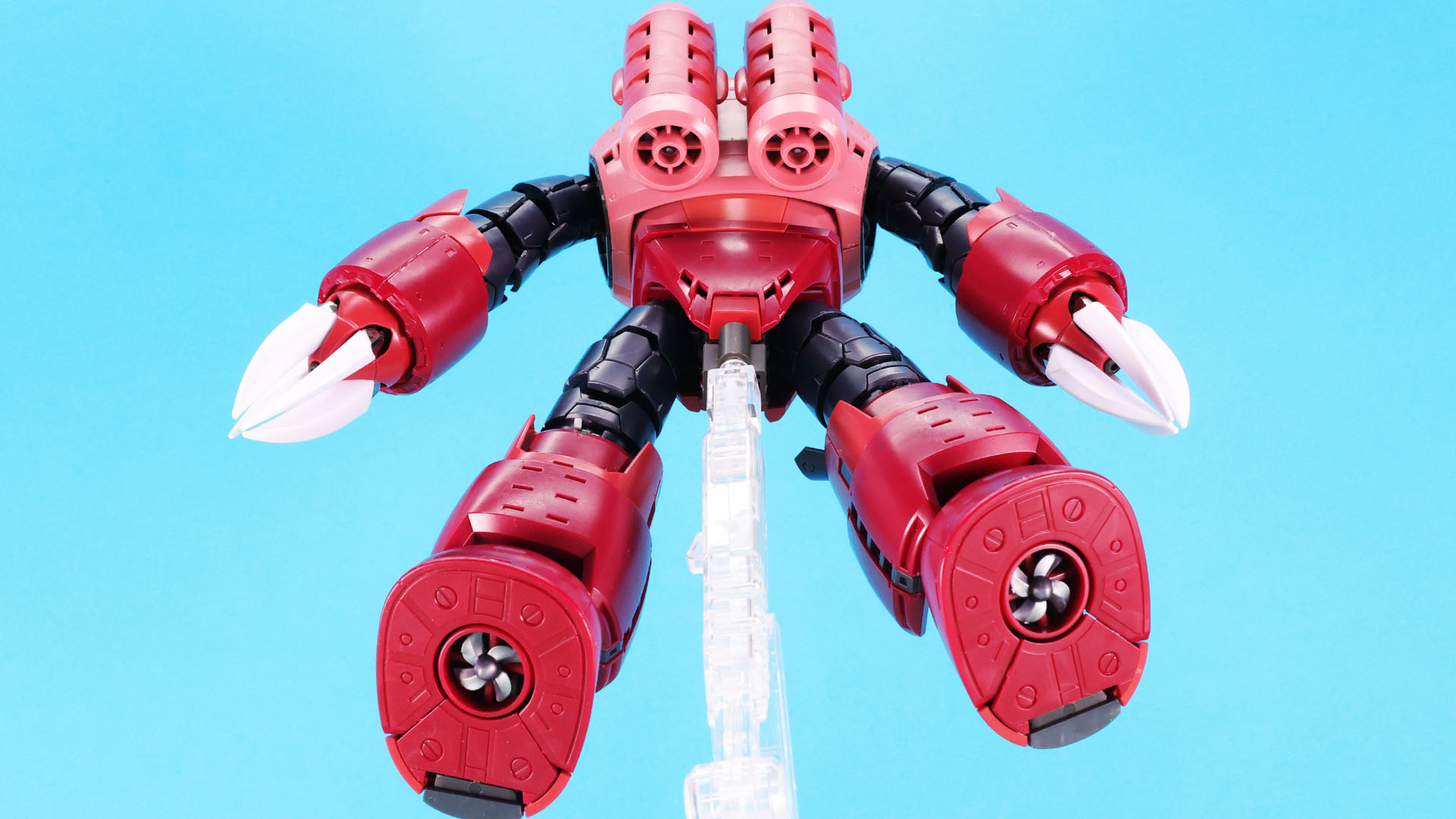 2基のバックパック、両脚裏にスクリューを装備しています