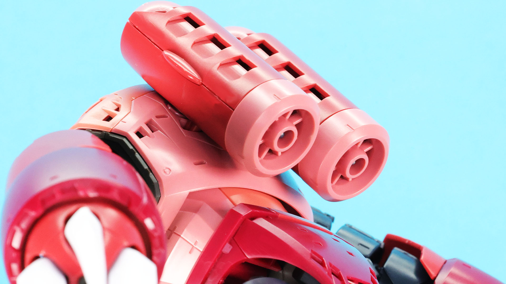 ダイバーの酸素ボンベのようにも見えるバックパックも排水機構がイメージされています