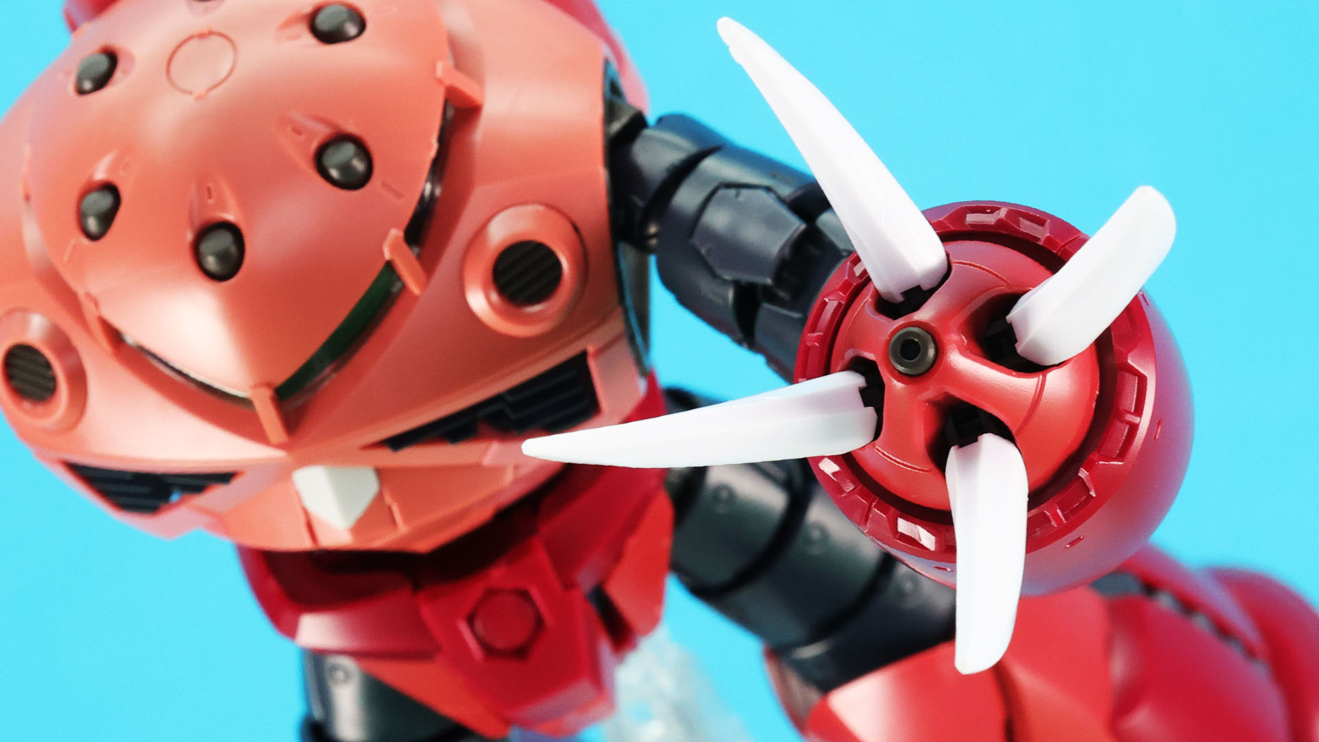 4本クローとして組んだ腕部先端にはメガ粒子砲があります