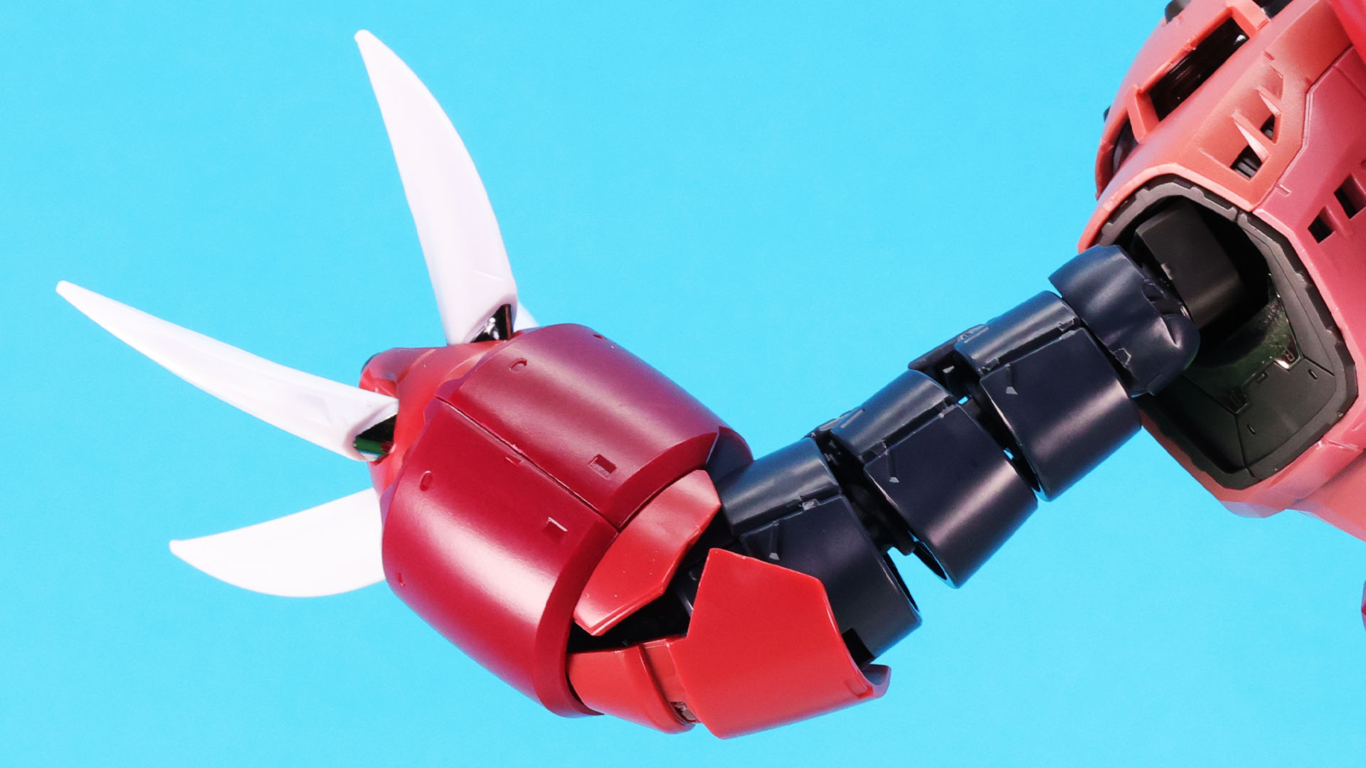 肘関節を守るため、装甲の一部が可動に追従します。抵抗を減らすため曲面を保っています