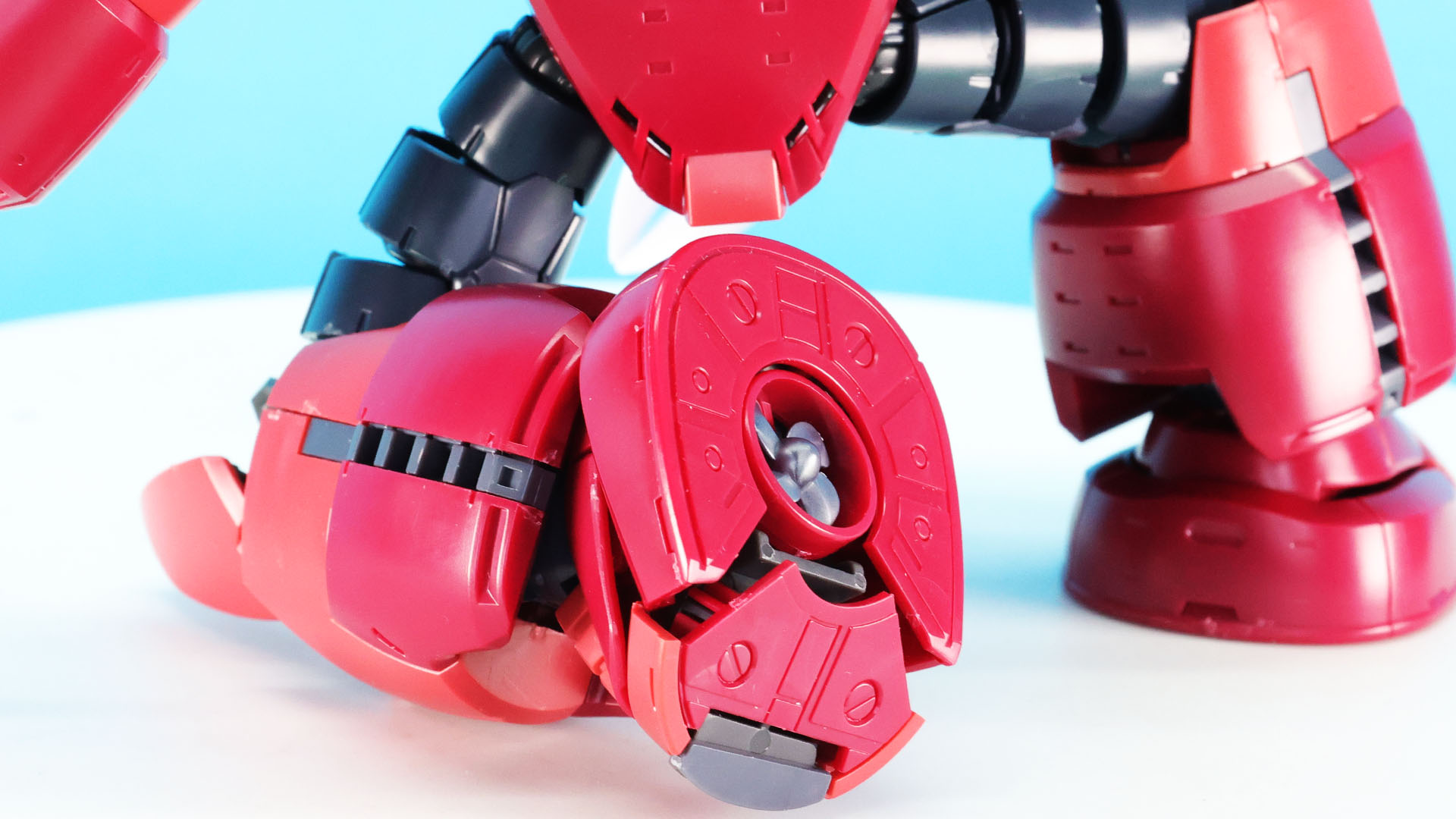 水陸両用モビルスーツということもあり、ソール部もしっかり可動。陸上でのグリップを確保します