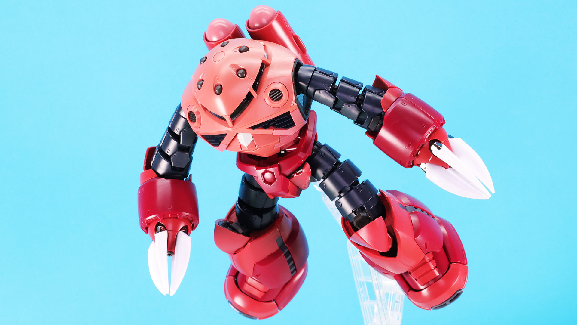 水中では抵抗の少ないボディと高出力のスクリューを有効に利用する