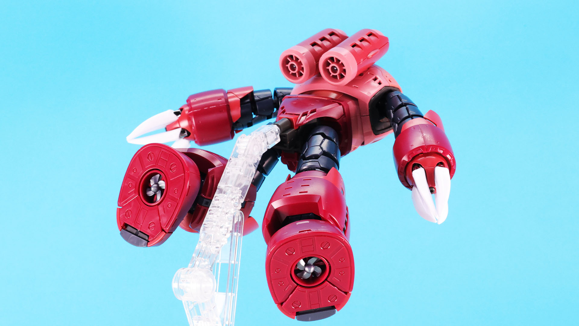 水中だけでなく陸上でも俊敏な動きを見せるズゴック