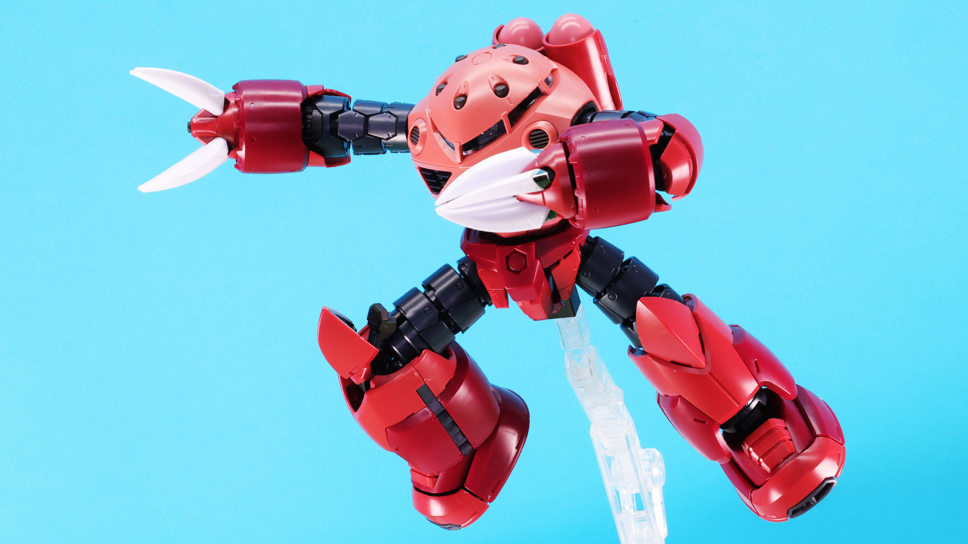 水中だけでなく陸上でも俊敏な動きを見せるズゴック