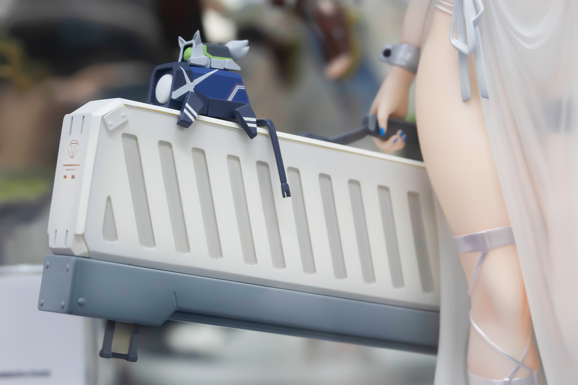 武器ケースの上にはロボットが張り付いている