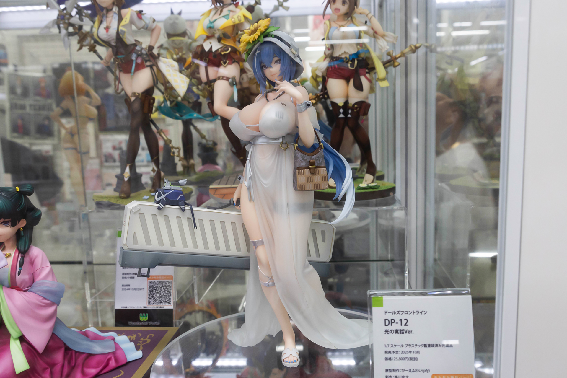 フィギュアの素材はPVCで、全高は約250mmだ