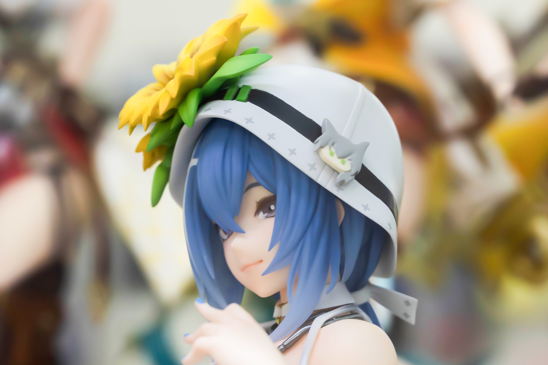 帽子には、キャラクターを模ったアクセサリーが付けられている