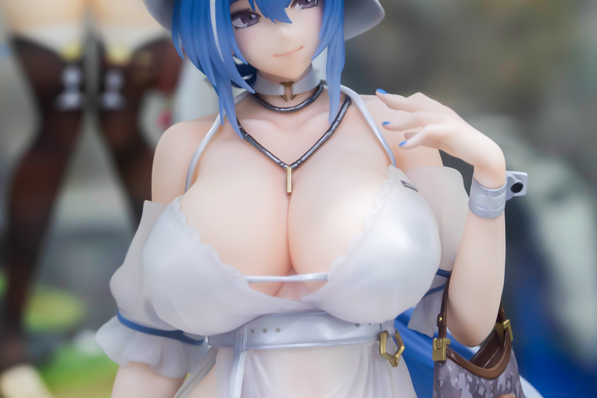 胸元が大きく開いており、大きすぎるバストも目立って見える