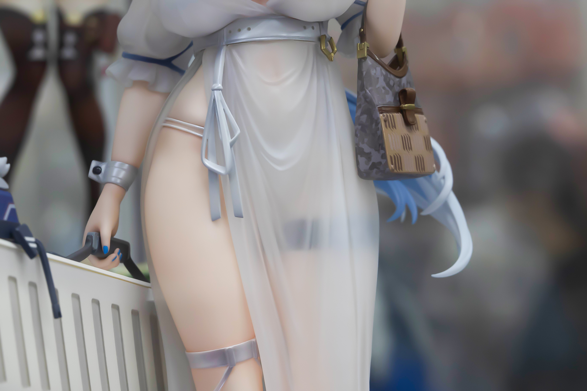 クリアパーツでサイドスリップワンピースのスケスケ感を再現している