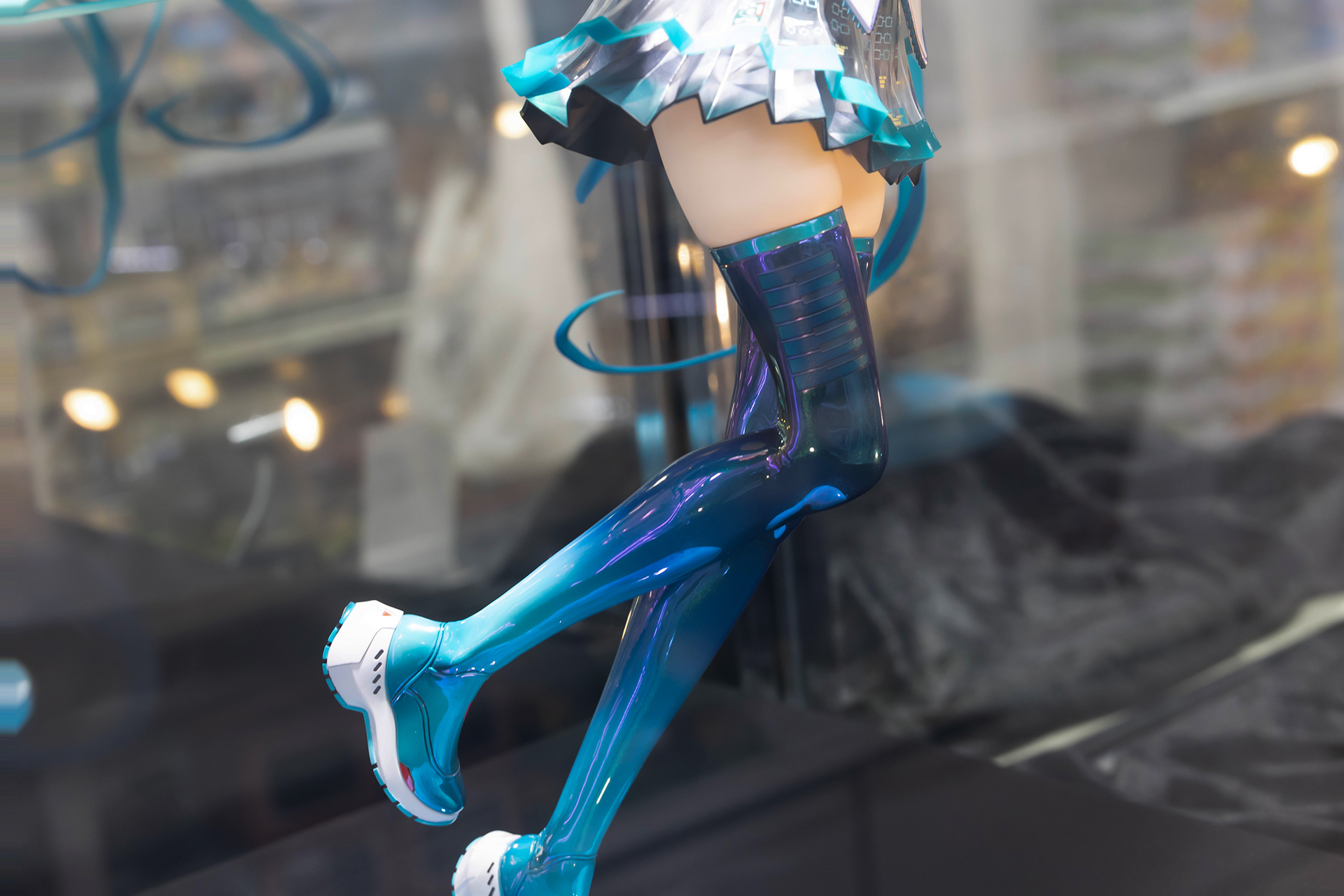 ロングブーツはグラデーションがかかった色合いだ