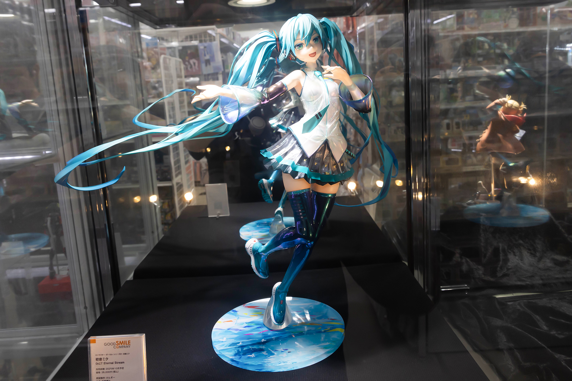 フィギュアの素材はプラスチックで、全高は約412mmだ